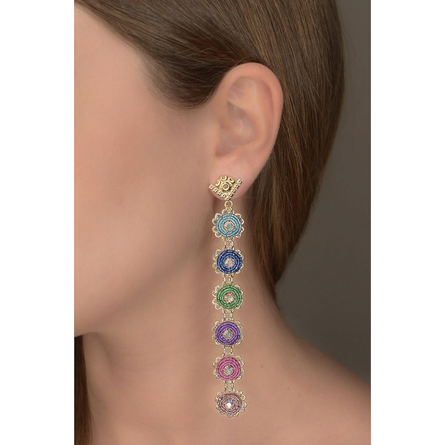Orecchini pendenti lunghi piccoli e leggeri con cerchi in tessuto lurex multicolore e decorazioni in cristalli swarovski