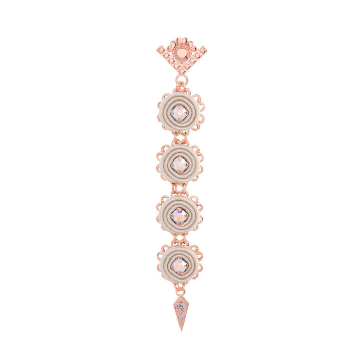 Orecchini pendenti lunghi piccoli oro rosa con cerchi in tessuto avorio e decorazioni in cristalli swarovski e ciondolo finale a punta con zirconi