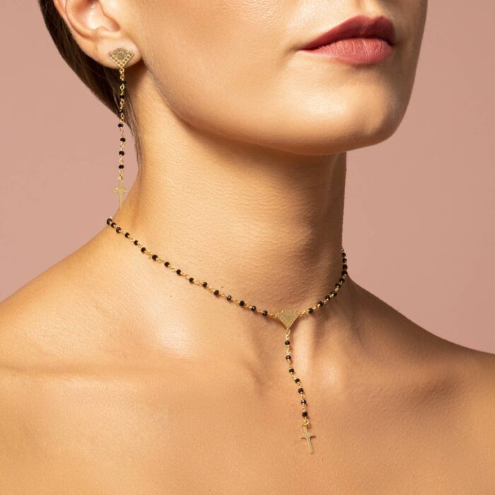 collane e orecchini rosario in argento 925 placcato oro. pietre dure nere con croce pendente.