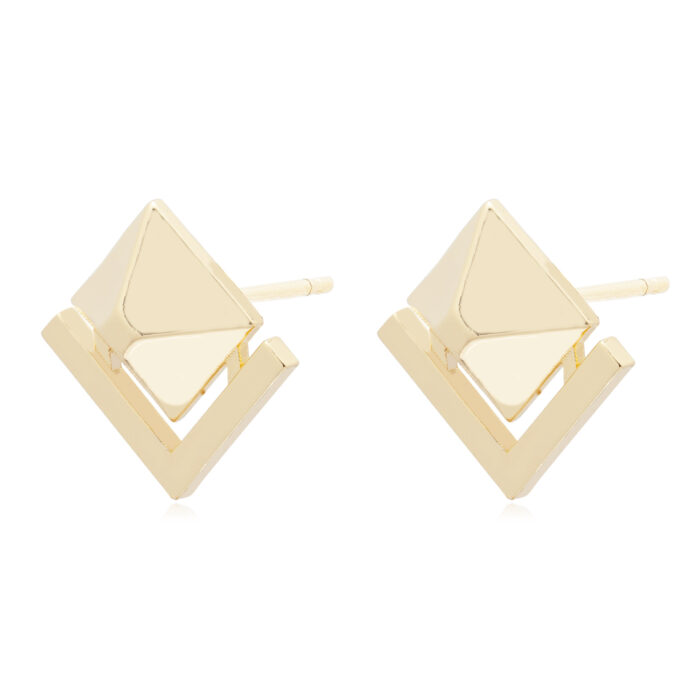 orecchini a bottone con maxi piramidi in argento 925 dorati, gioielli artigianali alla moda.