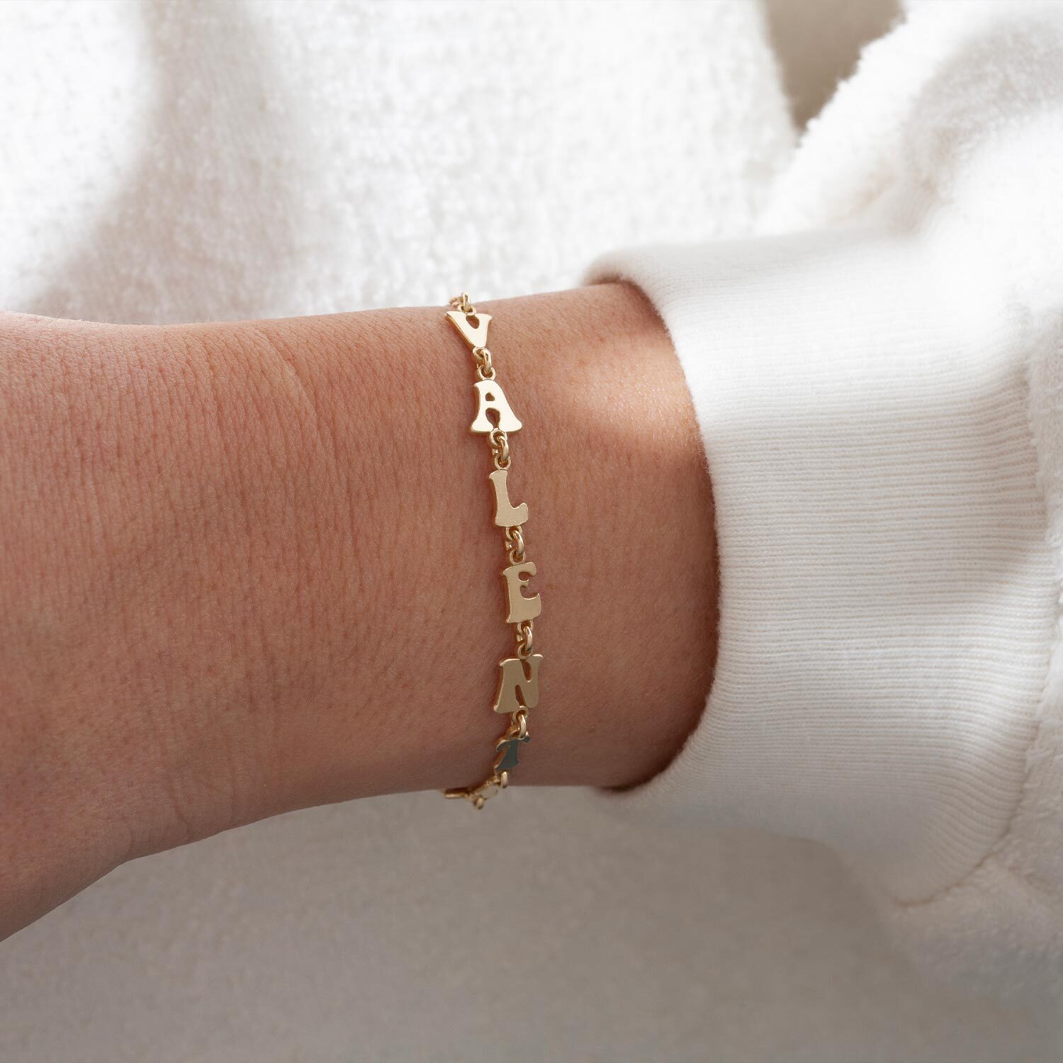 Bracciale con Catenina Semplice e Nome Valentina, Personalizzato, in Argento 925 Placcato Oro, Lettere Separate.