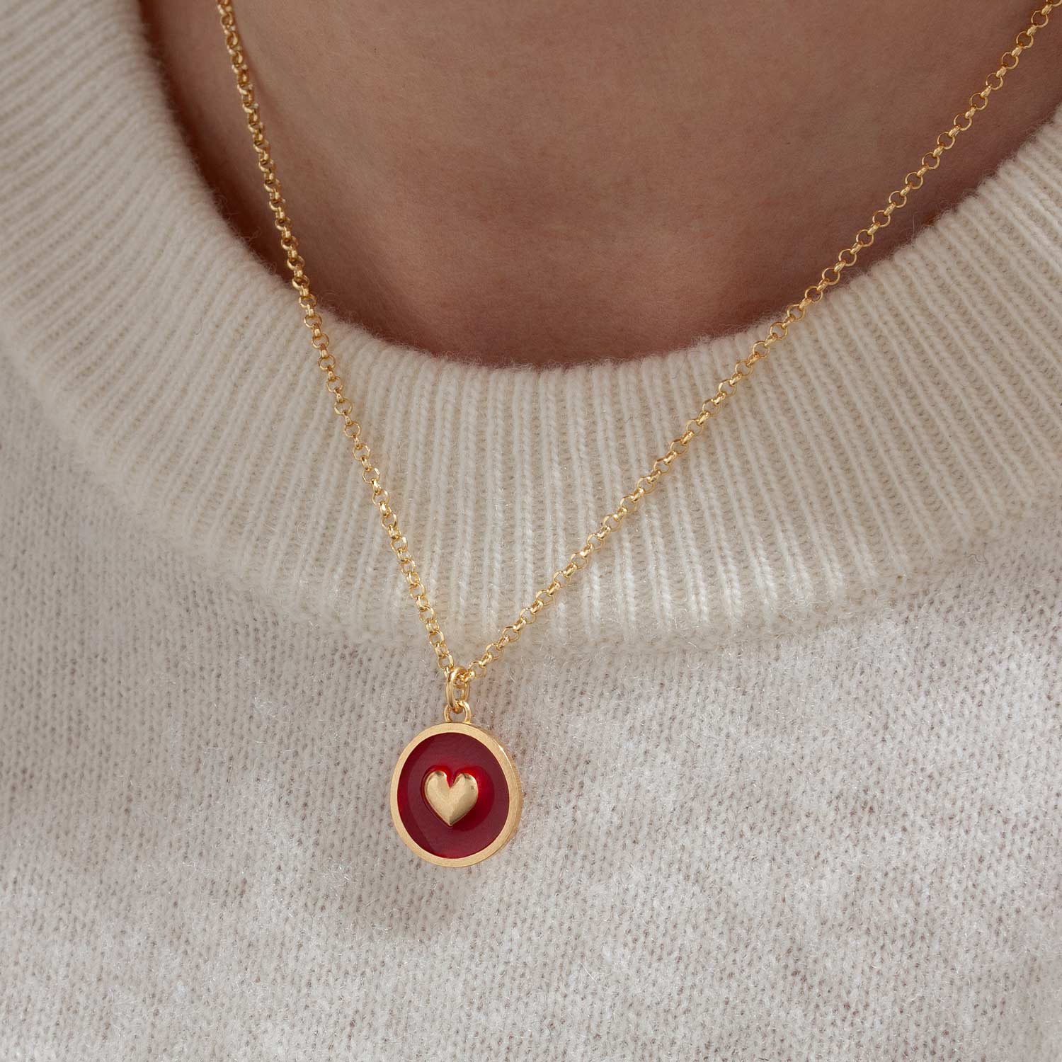 Moneta smaltata rossa con cuore oro, gioiello elegante e delicato simbolo di amore. Dorato in argento 925.