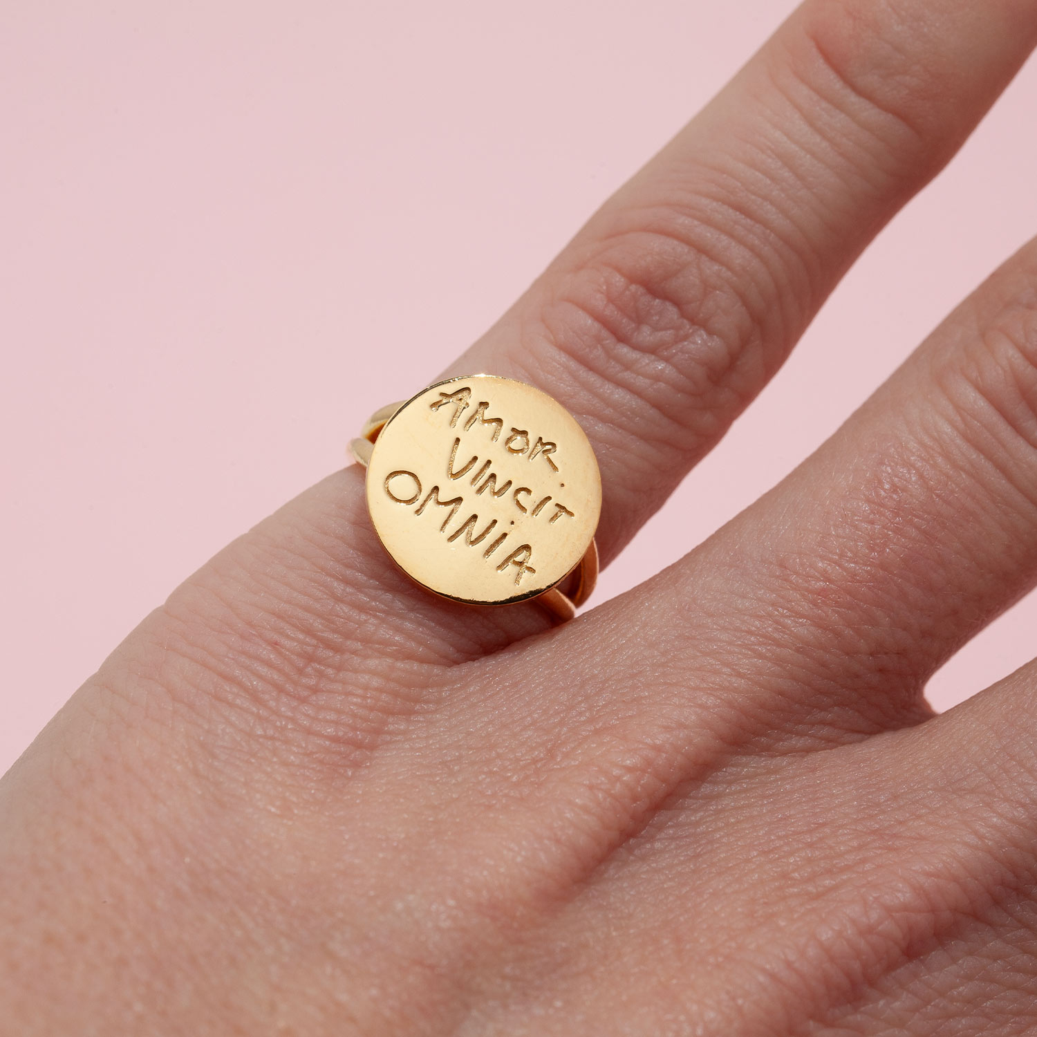 anello da incidere personalizzato con la scritta amor vincit omnia. Anello da mignolo in argento da personalizzare. Made in Italy, Divag