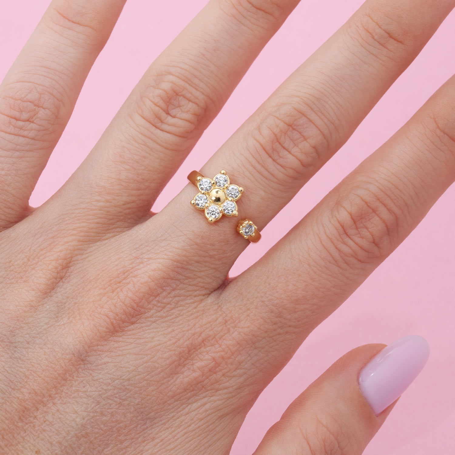 Anello con fiori aperto placcato oro e zirconi incastonati. Fiore grande con sei petali a punta e bocciolo piccolo.