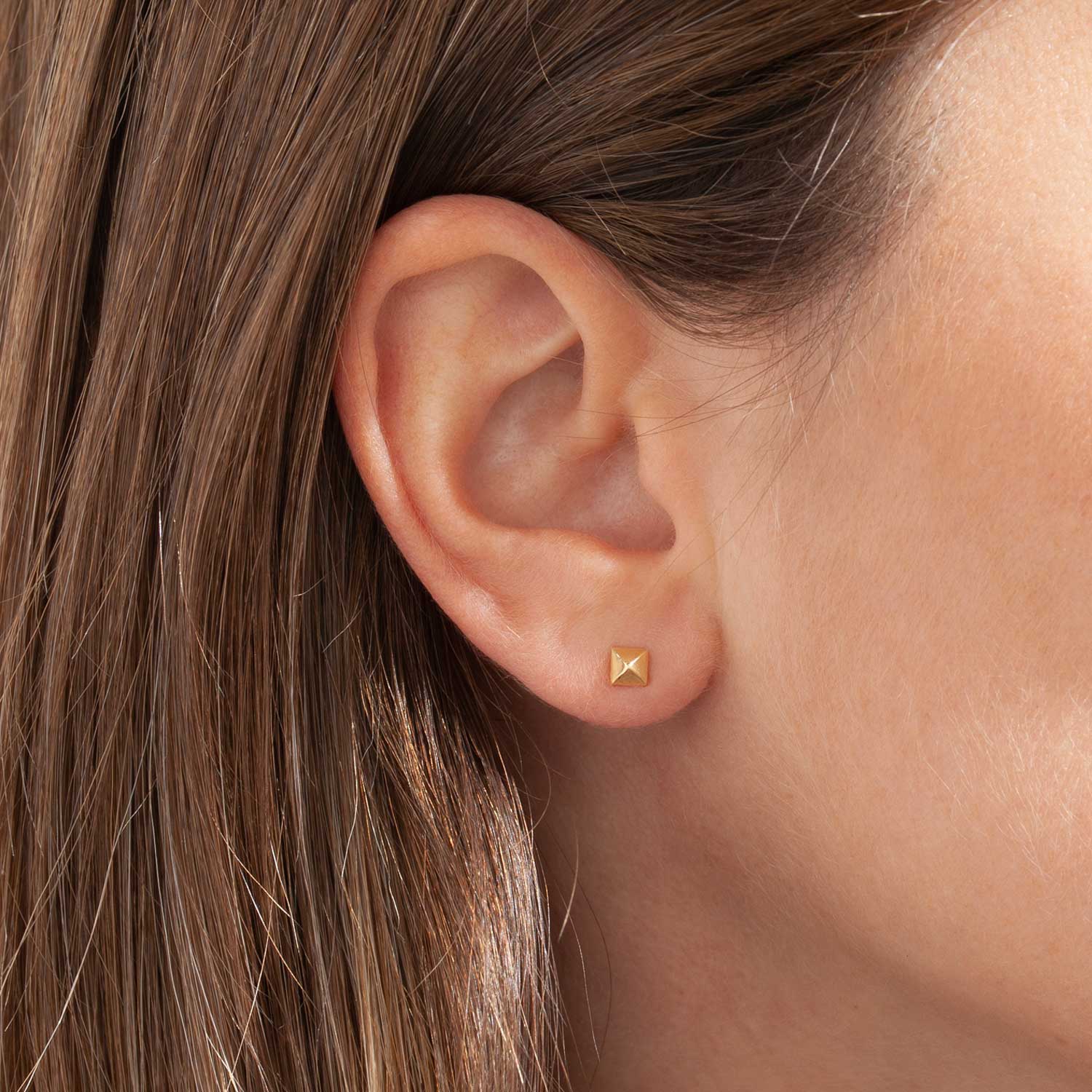 Orecchino Micro Oro a Forma di Piramide, Gioiello Fatto a Mano in Argento.