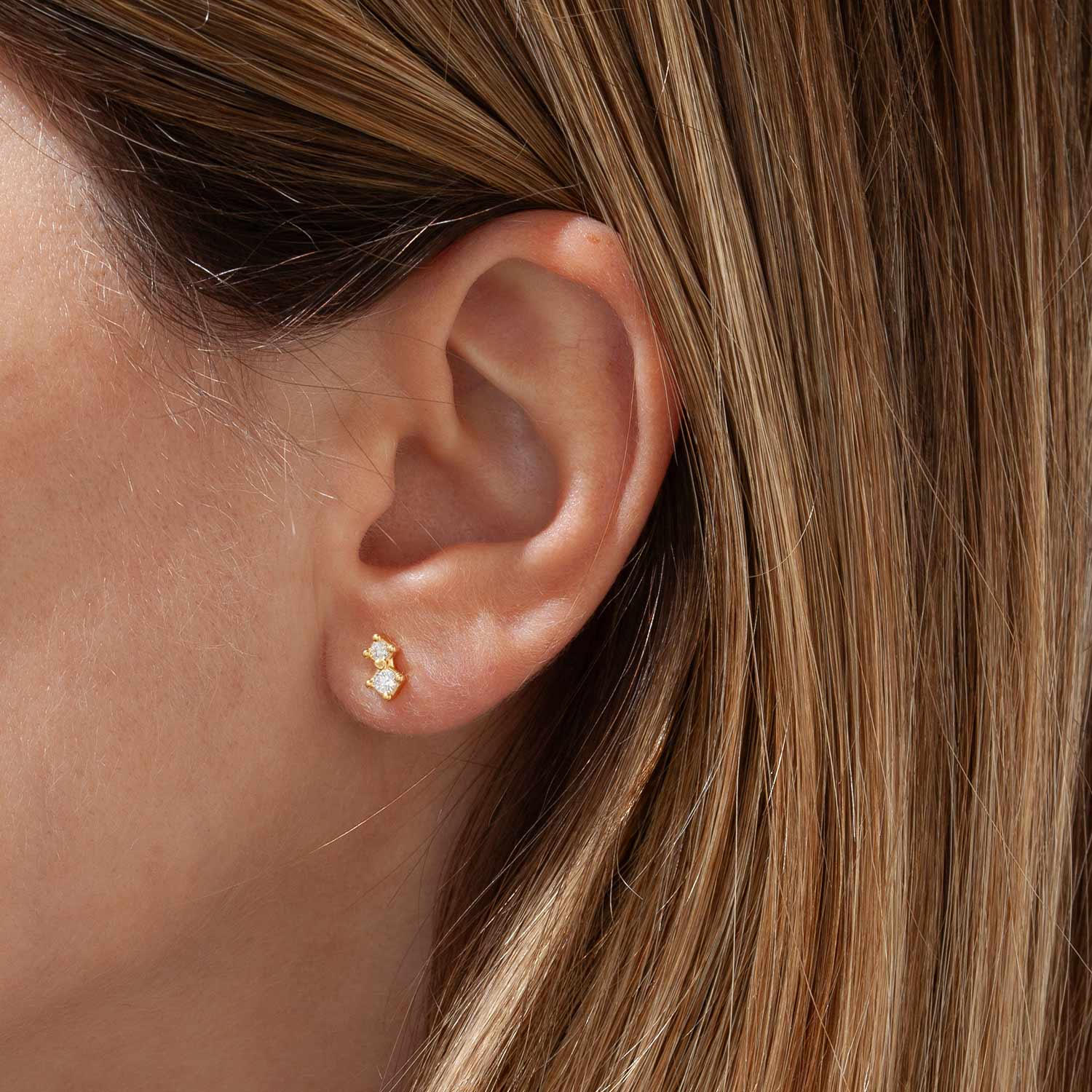 Orecchini piccoli al lobo con zirconi incastonati con cuore micro nel mezzo. Orecchini placcati oro eleganti, made in Italy, divag