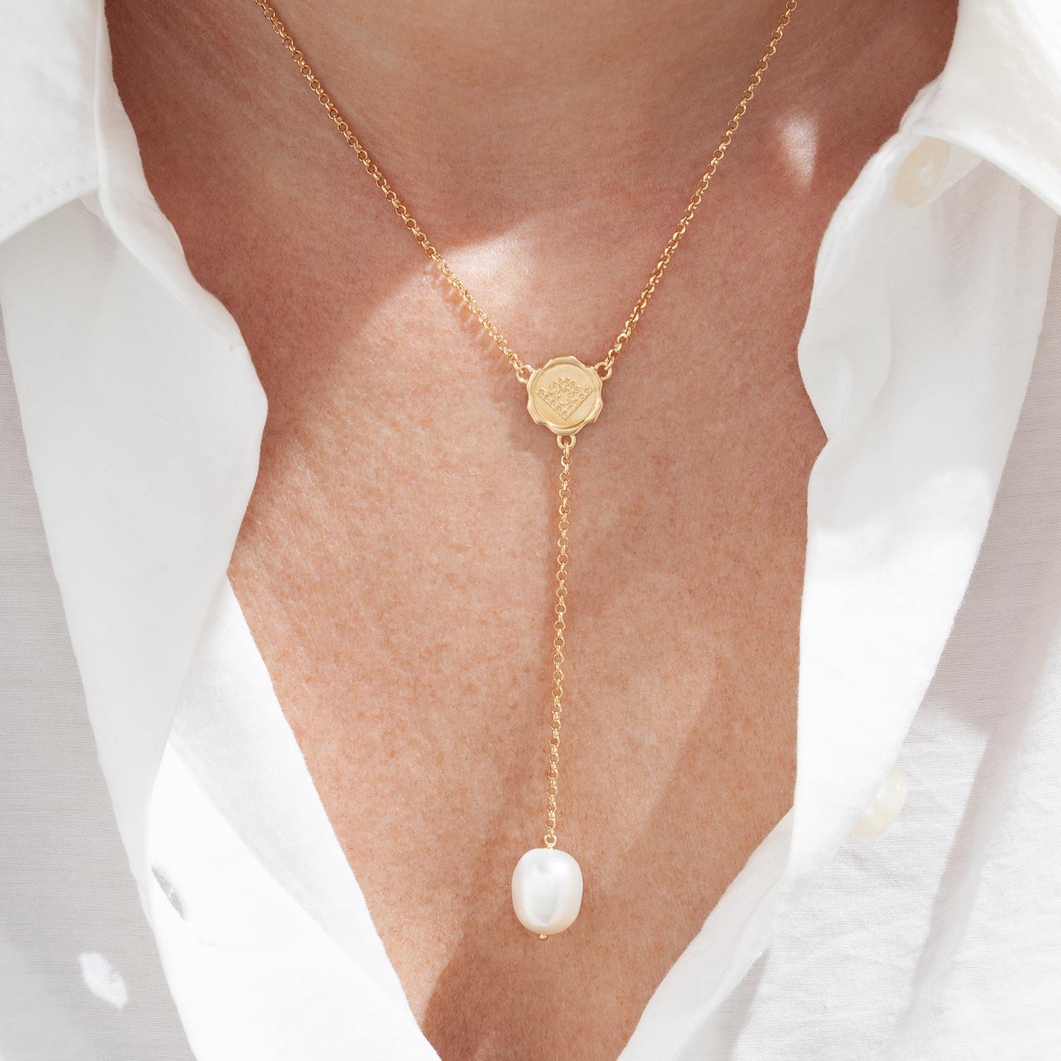 Collana con perla per cerimonie. Elegante rosario in argento dorato con perla di fiume pendente. Perla scaramazza.