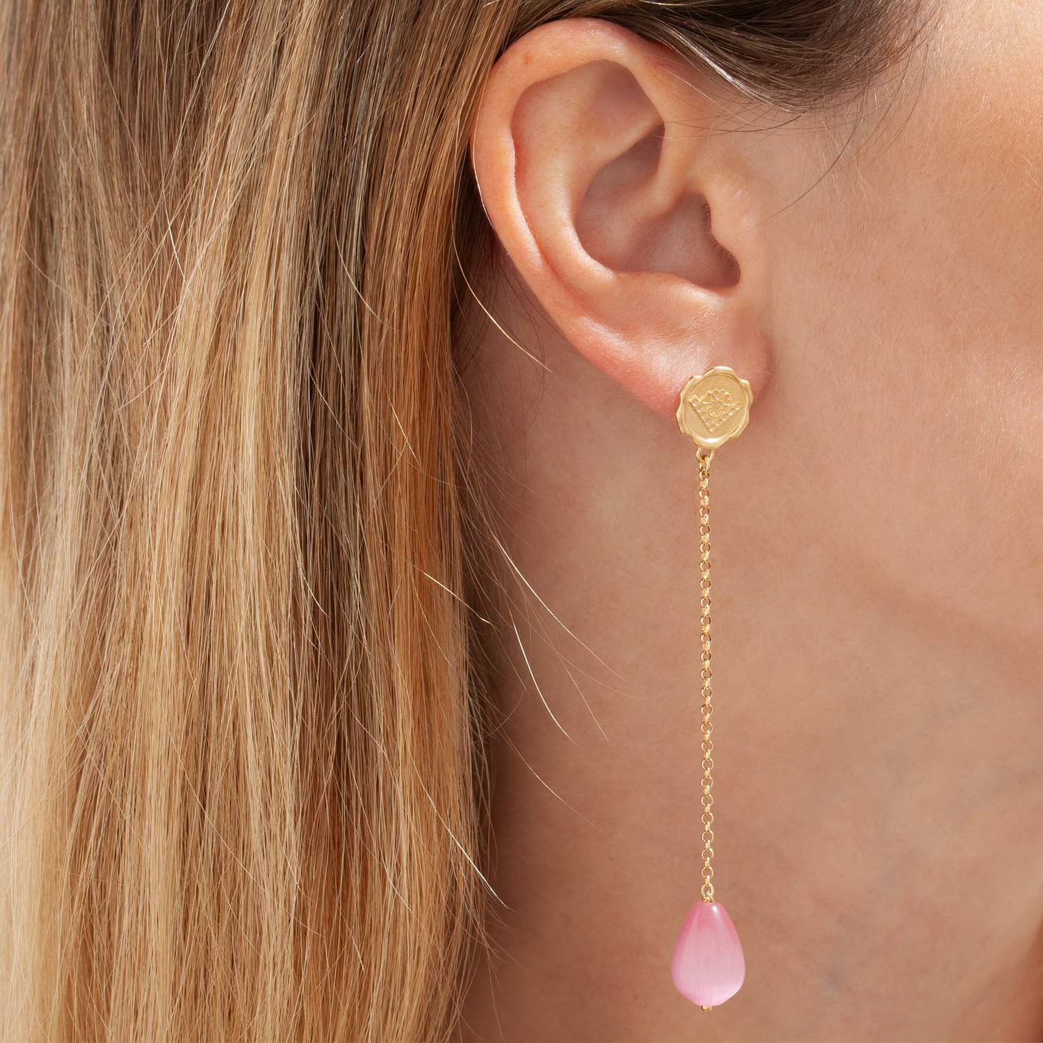 Orecchino pendente con sigillo e pietra rosa. Orecchino per cerimonie in argento finitura oro.