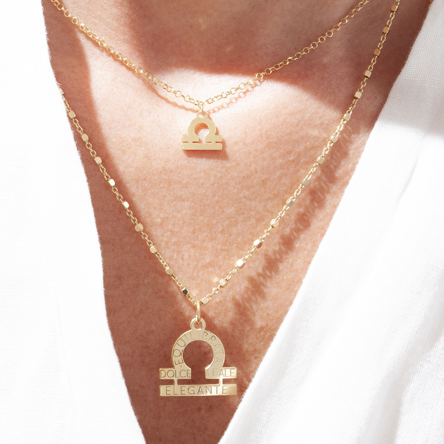 Collana con Segno Zodiacale Bilancia, Piccolo Liscio e Grande con Incise le Caratteristiche, in Argento 925 Placcato Oro, Regolabile.