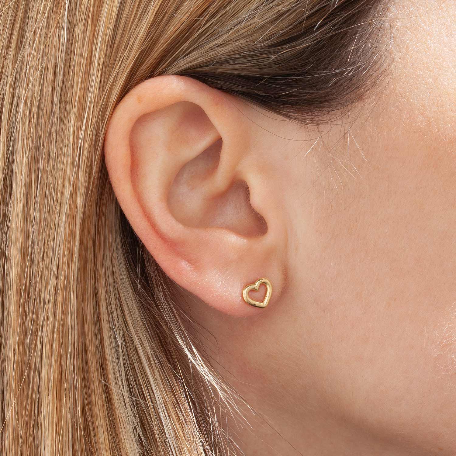 Orecchini a cuore in oro giallo massiccio. Orecchini a lobo Alta gioielleria in oro 18kt. Cuori bucati in oro. Regalo per cresima, comunione, laurea, traguardo importante.